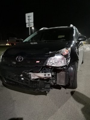 uszkodzona Toyota po kolizji na alei Jana Pawła II i Lubelska we Włodawie