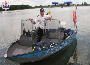 Policyjny stermotorzysta podczas służby na Jeziorze Białym