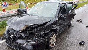 Samochód marki Seat Ibiza koloru czarnego, który uczestniczył w zdarzeniu drogowym, zostało uderzone przez pojazd jadący z naprzeciwka.