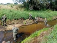 Żołnierze Wojsk Ochrony Terytorialnej  podczas przeprawy przez rzekę