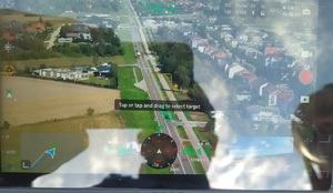 Zdjęcie drogi i pojazdów wykonane z policyjnego drona