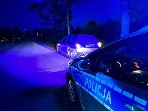 Radiowóz policyjny i samochód marki Audi, którym jechał nietrzeźwy kierujący z poszukiwanym
