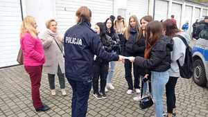 Dni otwarte w Komendzie Powiatowej Policji we Włodawie na zdjęciu policjanci i młodzież ze szkół średnich, policyjne pojazdy i sprzęty