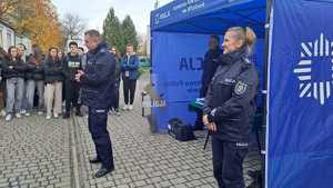 Dni otwarte w Komendzie Powiatowej Policji we Włodawie na zdjęciu policjanci i młodzież ze szkół średnich, policyjne pojazdy i sprzęty