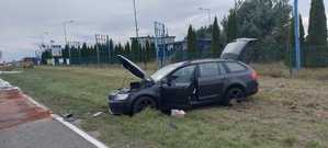 Uszkodzone pojazdy Skoda i Skania po kolizji na drodze w812 we Włodawie, w tle pojazdy straży pożarnej