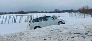 zdjęcie pojazdu. zaśnieżona droga
