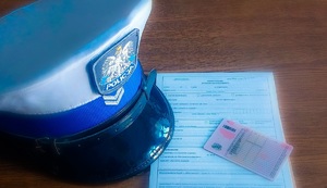 czapka policyjna wraz z prawem jazdy