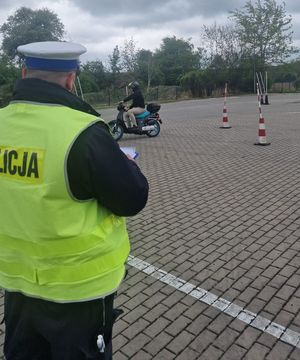 policjanci nadzorujący turniej